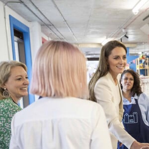 Catherine (Kate) Middleton, duchesse de Cambridge, visite le centre "Little Village" à Londres, le 8 juin 2022. Sa visite, à la rencontre des bénévoles et du personnel, a pour but de savoir comment la banque pour bébés soutient les familles locales en s'assurant qu'elles ont accès aux articles essentiels pour leurs jeunes enfants.  The Duchess of Cambridge meeting staff during a visit to Little Village's hub in Brent to hear how the baby bank is supporting local families. Picture date: Wednesday June 8, 2022. 