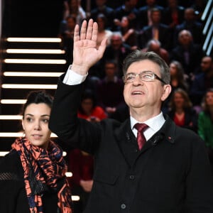 Sophia Chikirou et Jean-Luc Mélenchon, candidat à l'élection présidentielle de la "France Soumise" lors de la première confrontation entre les cinq principaux candidats à la présidentielle 2017 lors du "Grand Débat" sur le plateau de TF1 et LCI à Aubervilliers, France, le 20 mars 2017