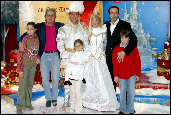 Alain Delon avec ses enfants : Anthony, Alain-Fabien, Anouchka et sa petite fille Loup pour célébrer le Noël d'Eurodisney à DisneyLand Paris.