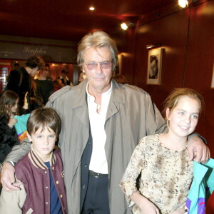 Alain Delon entouré par son fils Alain-Fabien et sa fille Anouchka Delon lors de la soirée pour la sortie de la cassette vidéo et du DVD du film "Les 101 dalmatiens 2". Le 15 octobre 2002. © Christophe Aubert via Bestimage