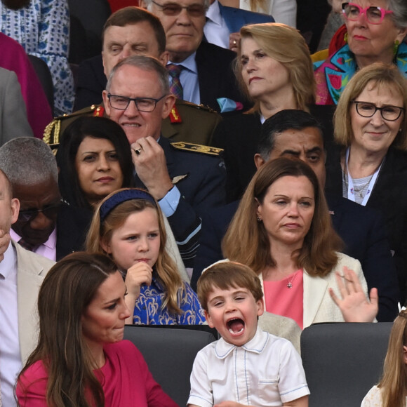 Kate Catherine Middleton, duchesse de Cambridge, le prince Louis, la princesse Charlotte, Mike Tindall, Mia Tindall - La famille royale d'Angleterre lors de la parade devant le palais de Buckingham, à l'occasion du jubilé de la reine d'Angleterre. le 5 juin 2022