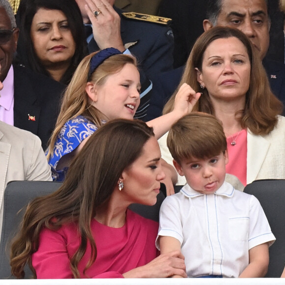 Kate Catherine Middleton, duchesse de Cambridge, le prince Louis, la princesse Charlotte, Mike Tindall, Mia Tindall - La famille royale d'Angleterre lors de la parade devant le palais de Buckingham, à l'occasion du jubilé de la reine d'Angleterre. le 5 juin 2022