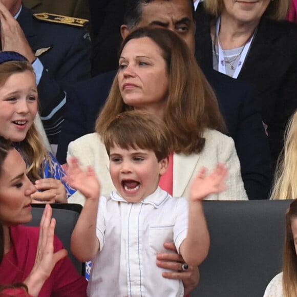 Kate Catherine Middleton, duchesse de Cambridge, le prince Louis, la princesse Charlotte, Mike Tindall, Mia Tindall - La famille royale d'Angleterre lors de la parade devant le palais de Buckingham, à l'occasion du jubilé de la reine d'Angleterre. le 5 juin 2022