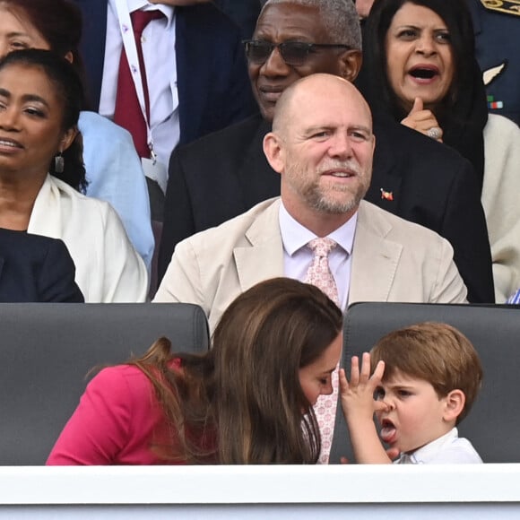 Kate Catherine Middleton, duchesse de Cambridge, le prince Louis, la princesse Charlotte, Mike Tindall, Mia Tindall - La famille royale d'Angleterre lors de la parade devant le palais de Buckingham, à l'occasion du jubilé de la reine d'Angleterre. le 5 juin 2022