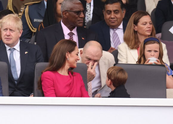 Kate Catherine Middleton, duchesse de Cambridge, le prince Louis, Mike Tindall, Mia Tindall - La famille royale d'Angleterre lors de la parade devant le palais de Buckingham, à l'occasion du jubilé de la reine d'Angleterre. le 5 juin 2022