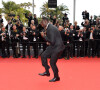 Omar Sy à la montée des marches de "Top Gun : Maverick" lors du 75ème Festival International du Film de Cannes, le 18 mai 2022. 