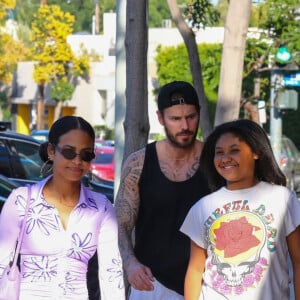 Christina Milian fait du shopping avec sa fille Violet et son mari Matt Pokora (M. Pokora) à Los Angeles le 6 avril 2022.