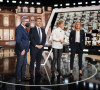 Jean-Luc Mélenchon, Laurent Guimier Léa Salamé, Anne-Sophie Lapix avant le début de l'émission Elysée 2022 le 10 février 2022