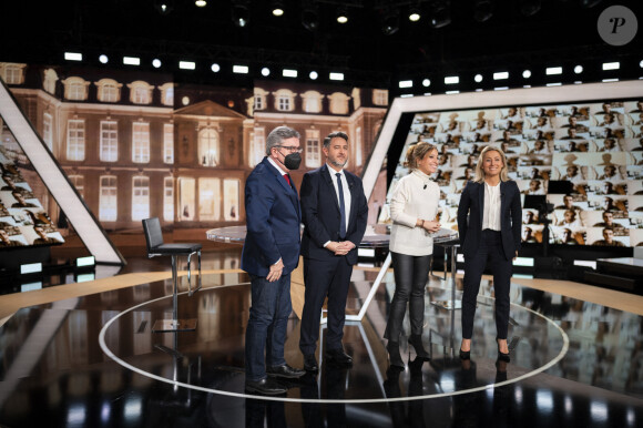 Jean-Luc Mélenchon, Laurent Guimier Léa Salamé, Anne-Sophie Lapix avant le début de l'émission Elysée 2022 le 10 février 2022