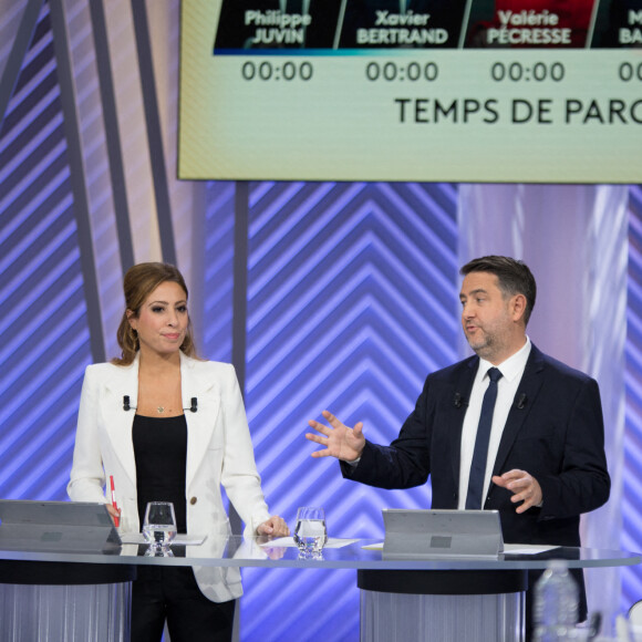 Léa Salamé et Laurent Guimier interviewant les candidats à la primaire des Républicains le 30 novembre 2021