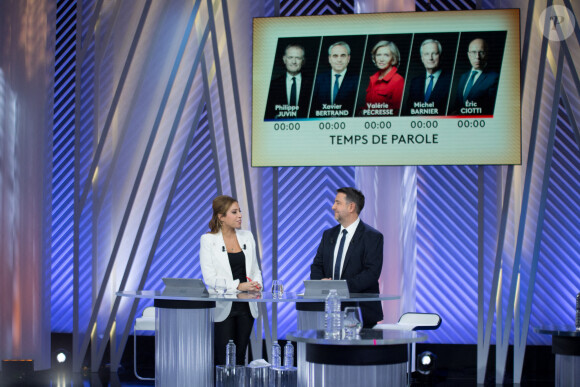 Léa Salamé et Laurent Guimier interviewant les candidats à la primaire des Républicains le 30 novembre 2021