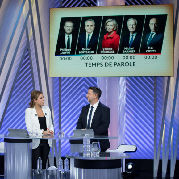 Léa Salamé et Laurent Guimier interviewant les candidats à la primaire des Républicains le 30 novembre 2021