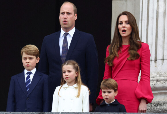 Le prince William, duc de Cambridge, Kate Catherine Middleton, duchesse de Cambridge, et leurs enfants le prince George, la princesse Charlotte et le prince Louis - La famille royale d'Angleterre au balcon du palais de Buckingham, à l'occasion du jubilé de la reine d'Angleterre. Le 5 juin 2022
