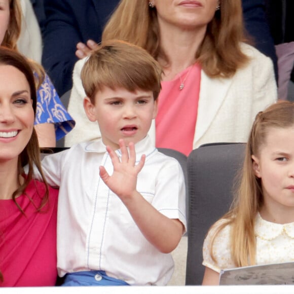 Kate Catherine Middleton, duchesse de Cambridge, le prince Louis et la princesse Charlotte - La famille royale d'Angleterre lors de la parade devant le palais de Buckingham, à l'occasion du jubilé de la reine d'Angleterre. Le 5 juin 2022