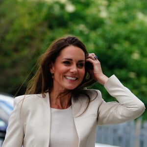 Catherine (Kate) Middleton, duchesse de Cambridge, arrive pour une visite au centre de "Little Village" à Londres, le 8 juin 2022. Sa visite a pour but de savoir comment la banque pour bébés soutient les familles locales en s'assurant qu'elles ont accès aux articles essentiels pour leurs jeunes enfants.