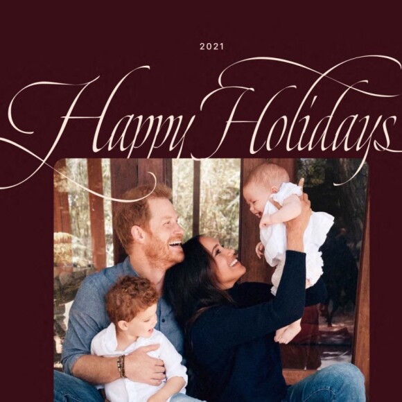 Carte de voeux du prince Harry, duc de Sussex, et Meghan Markle avec leurs enfants, Archie et Lilibet. Sur cette photo, prise l'été dernier à leur domicile de Montecito (Californie), le prince Harry tient dans ses bras Archie, 2 ans tandis que Lilibet, 6 mois, est portée dans les bras de sa mère. Sur la carte de voeux, le couple écrit, "En cette année 2021, nous avons accueilli notre fille Lilibet au monde. Archie a fait de nous une maman et un papa, et Lili a fait de nous une famille", avant d'ajouter avoir fait des donations à des oeuvres venant en aide aux familles, dont les réfugiés afghans aux Etats-Unis. Montecito. Eté 2021.