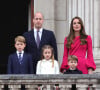 le prince William, duc de Cambridge, Catherine Kate Middleton, duchesse de Cambridge et leurs enfants le prince George, la princesse Charlotte et le prince Louis - La famille royale regarde la grande parade qui clôture les festivités du jubilé de platine de la reine à Londres