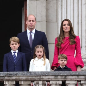 le prince William, duc de Cambridge, Catherine Kate Middleton, duchesse de Cambridge et leurs enfants le prince George, la princesse Charlotte et le prince Louis - La famille royale regarde la grande parade qui clôture les festivités du jubilé de platine de la reine à Londres