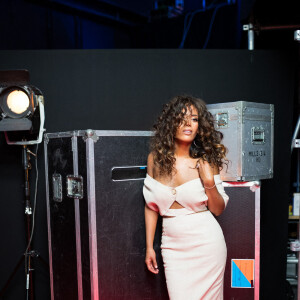 Exclusif - Amel Bent - Backstage de l'enregistrement de l'émission "300 Choeurs chantent Dassin" à Paris, qui sera diffusée le 16 octobre sur France 3. Le divertissement musical "300 Choeurs" fait sa rentrée avec une émission 100 % inédite consacrée à l'un des artistes les plus populaires dans les années 70, Joe Dassin. Toute la soirée, plusieurs générations d'artistes s'associeront aux plus beaux choeurs français pour reprendre à leurs côtés les plus grandes chansons de du chanteur dans des versions créées spécialement pour l'émission. Le 15 septembre 2020 © Tiziano Da Silva / Bestimage 