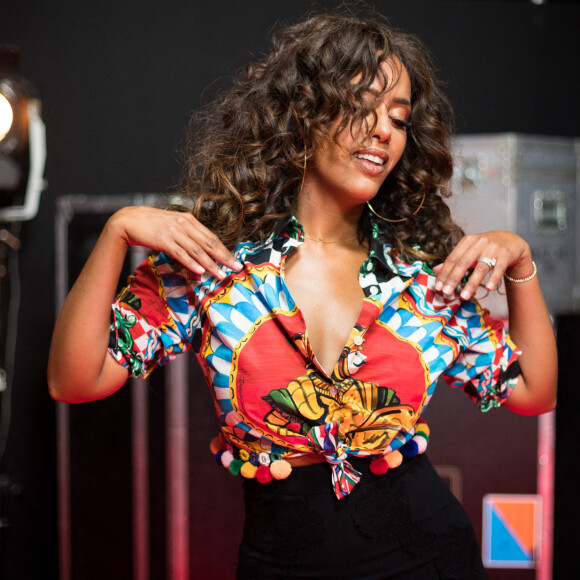 Exclusif - Amel Bent - Backstage de l'enregistrement de l'émission "300 Choeurs chantent Dassin" à Paris, qui sera diffusée le 16 octobre sur France 3. Le divertissement musical "300 Choeurs" fait sa rentrée avec une émission 100 % inédite consacrée à l'un des artistes les plus populaires dans les années 70, Joe Dassin. Toute la soirée, plusieurs générations d'artistes s'associeront aux plus beaux choeurs français pour reprendre à leurs côtés les plus grandes chansons de du chanteur dans des versions créées spécialement pour l'émission. Le 15 septembre 2020 © Tiziano Da Silva / Bestimage 