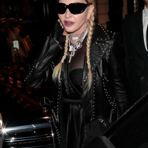 Madonna à la sortie du club "Ozwalds" à Londres, le 24 mai 2022. 