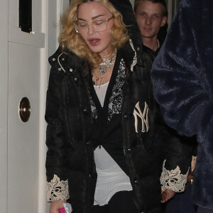 Exclusif - Madonna est allée diner au Soho House avec une de ses petites jumelles à Londres. Les autres enfants de Madonna sont sortis séparément du restaurant un peu avant. La petite fille porte une perruque rose. Le 30 octobre 2018 