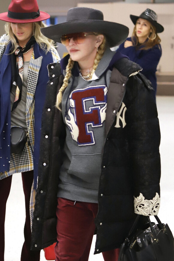 Madonna semble très fatiguée à son arrivée à l'aéroport de JFK à New York pour prendre l'avion, le 16 octobre 2018 