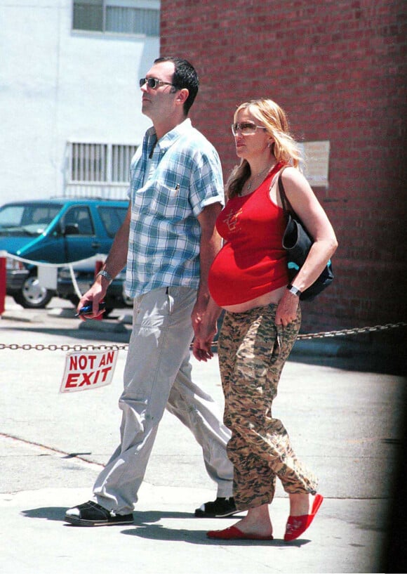 Madonna, enceinte, fait du shopping dans une boutique de vêtements pour bébé "Auntie Barbara Antiques" avec son frère Christopher Ciccone, le 26 juillet 2000