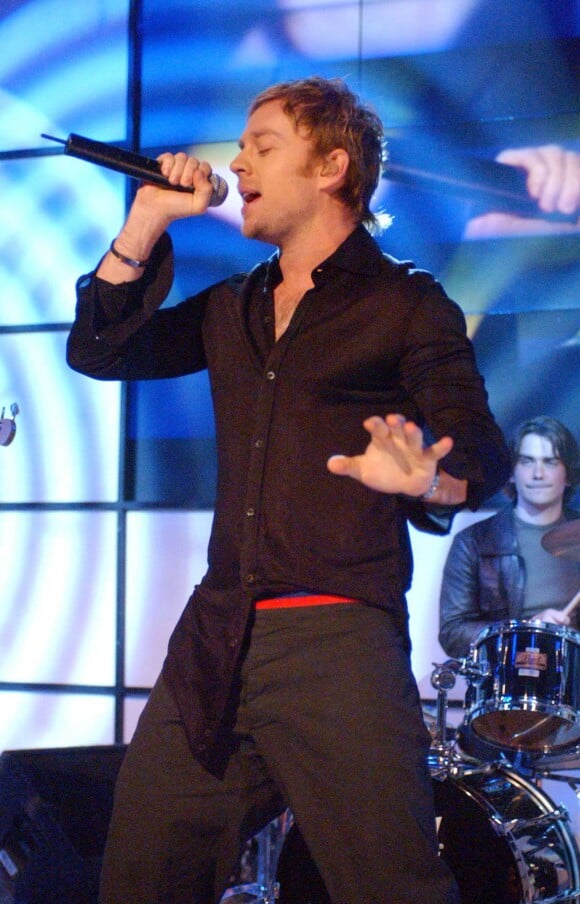Darren Hayes dans l'émission Top of the Pops diffusé sur la BBC à Londres, le 5 juillet 2002