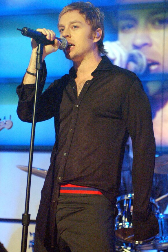 Darren Hayes dans l'émission Top of the Pops diffusé sur la BBC à Londres, le 5 juillet 2002