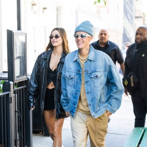 Exclusif - Hailey Bieber Baldwin et son mari Justin Bieber se tiennent la main pour aller prendre un brunch à New York City, New York-Etats-Unis, le 4 juin 2022. 