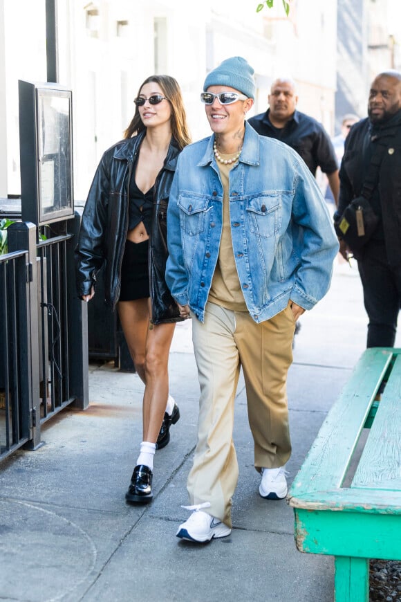 Exclusif - Hailey Bieber Baldwin et son mari Justin Bieber se tiennent la main pour aller prendre un brunch à New York City, New York-Etats-Unis, le 4 juin 2022. 