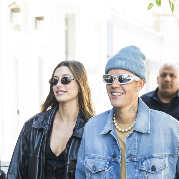 Exclusif - Hailey Bieber Baldwin et son mari Justin Bieber se tiennent la main pour aller prendre un brunch à New York City, New York-Etats-Unis, le 4 juin 2022. 