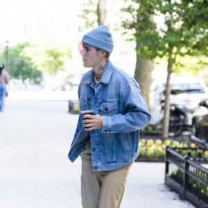 Exclusif - Hailey Bieber Baldwin et son mari Justin Bieber se tiennent la main pour aller prendre un brunch à New York City, New York-Etats-Unis, le 4 juin 2022. 