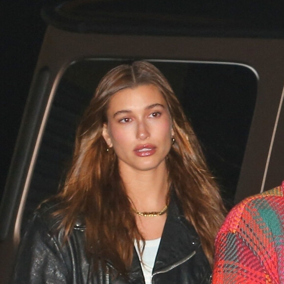 Exclusif - Hailey Bieber Baldwin et son mari Justin Bieber à la sortie du restaurant "Nobu" à Los Angeles, le 30 mai 2022. 