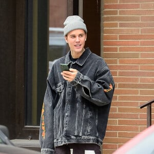 Exclusif - Justin Bieber aperçu en conversation téléphonique dans les rues de New York, le 6 avril 2022. 