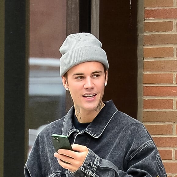 Exclusif - Justin Bieber aperçu en conversation téléphonique dans les rues de New York, le 6 avril 2022. 