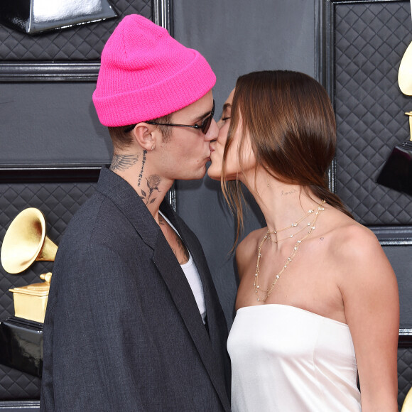 Justin Bieber et Hailey Rhode Bieber (Baldwin) au photocall de la 64ème édition des Grammy Awards au MGM Grand Garden à Las Vegas le 3 avril 2022. 