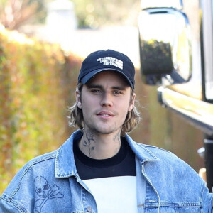 Justin Bieber aide son chauffeur à garer son imposant bus de tournée à Santa Barbara, le 18 février 2021. 