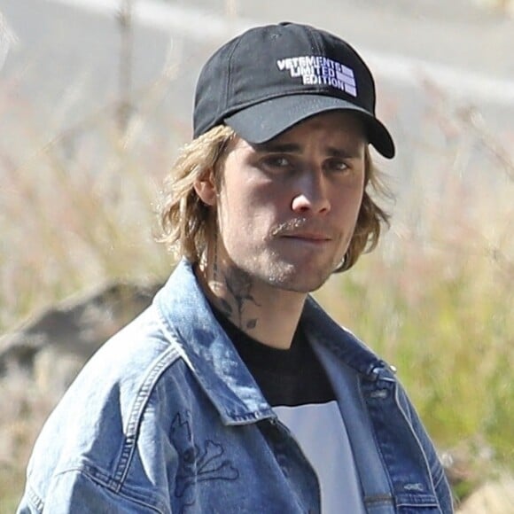 Justin Bieber aide son chauffeur à garer son imposant bus de tournée à Santa Barbara
