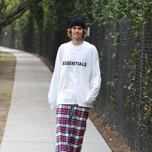 Justin Bieber pose pour les photographes devant son domicile avant de monter à bord de son bus à Beverly Hills, Los Angeles, le 9 février 2021. Selon TMZ, Justin aurait dépensé 350 000 dollars pour refaire sa Rolls Royce dans un style totalement futuriste! 