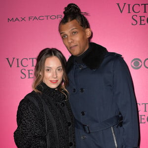 Le chanteur Stromae (nouvelle coupe de cheveux) et sa femme Coralie Barbier lors du photocall du Victoria's Secret Fashion au Grand Palais à Paris, France. © BOV/Bestimage 