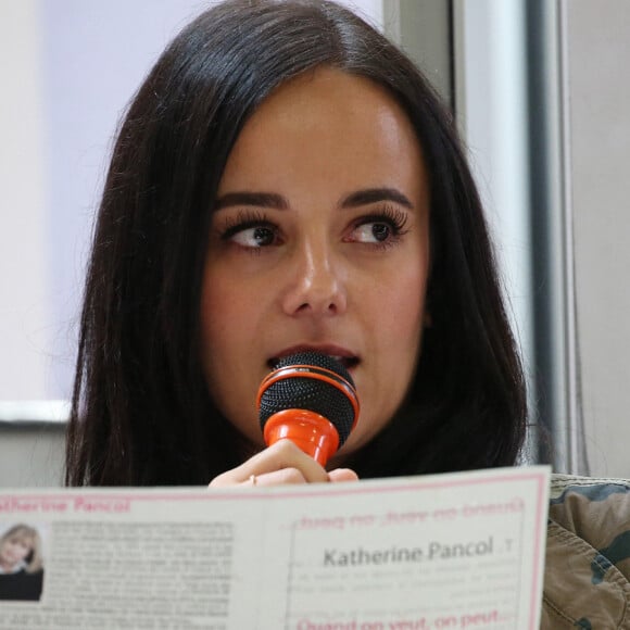 La chanteuse Alizée a donné de la voix pour se faire entendre des 109 élèves de 5ème qui participaient à la dictée ELA. © Olivier Sanchez/Crystal Pictures/Bestimage