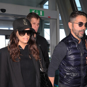 Eva Longoria et son mari Jose Baston arrivent à l'aéroport de Nice lors du 75ème Festival International du Film de Cannes, le 20 mai 2022. 