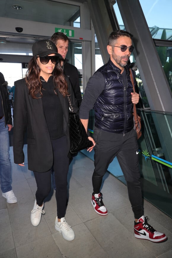 Eva Longoria et son mari Jose Baston arrivent à l'aéroport de Nice lors du 75ème Festival International du Film de Cannes, le 20 mai 2022. 