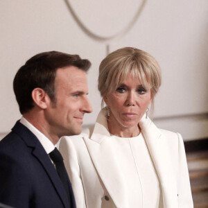 Le président français Emmanuel Macron accompagné de la première dame, Brigitte Macron et Laurent Fabius durant l'investiture pour un second mandat présidentiel après sa réélection, lors d'une cérémonie au palais de l'Élysée à Paris, France, le 7 mai 2022.© Stéphane Lemouton/Bestimage 