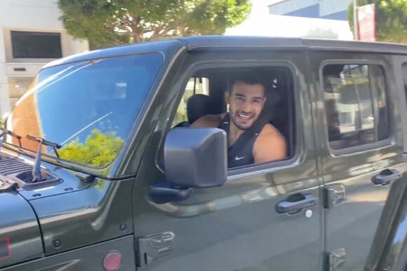 Exclusif - Sam Asghari, à la sortie de son cours de gym à Los Angeles, à bord de sa jeep. Le 18 décembre 2021 