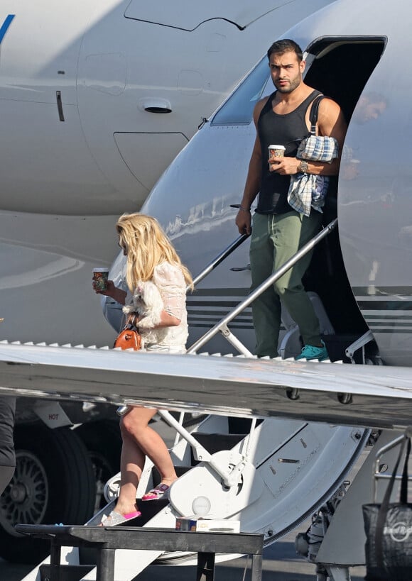 Exclusif - Britney Spears et son fiancé Sam Asghari arrivent en jet privé à Van Nuys, Los Angeles, Californie, Etats-Unis, le 7 décembre 2021, après avoir fêté le 40ème anniversaire de Britney à Cabo San Lucas au Mexique. 