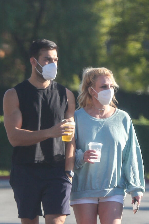 Exclusif - Une des première sorties de Britney Spears depuis l'épidémie de coronavirus (COVID-19) avec son compagnon Sam Asghari et un de ses fils à Los Angeles le 16 mars 2021.
