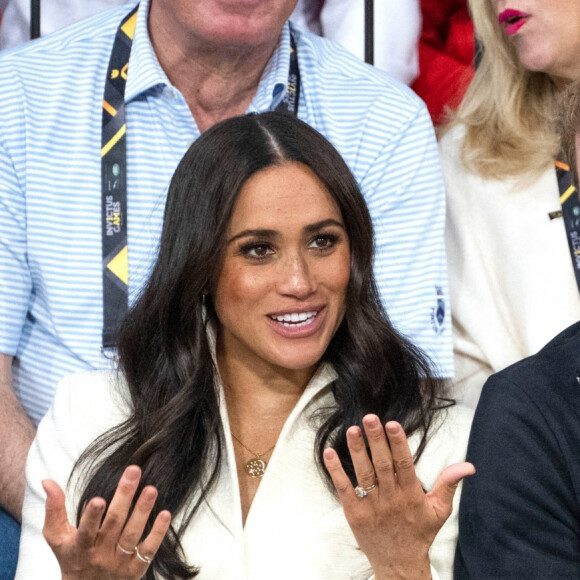 Le prince Harry et Meghan Markle assistent à la finale d'athlétisme, au deuxième jour des Invictus Games 2020 à La Haye, le 17 avril 2022.